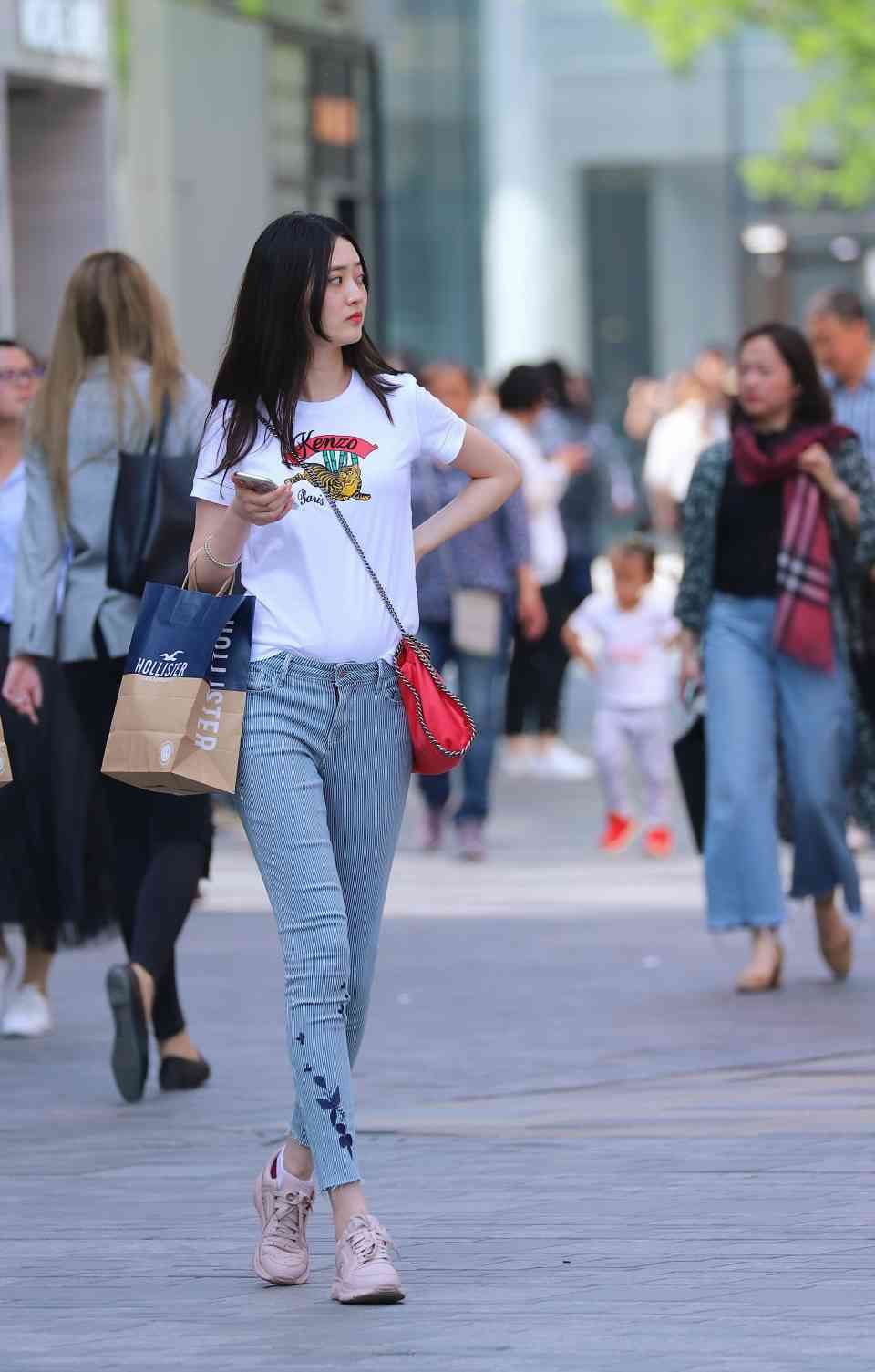 路人街拍，简约的背心这样穿很显身材，而且轻熟干练