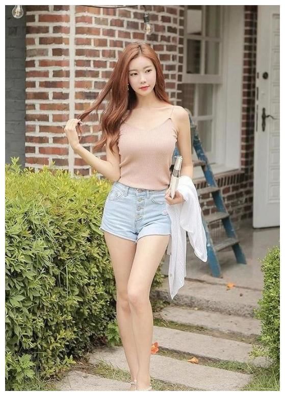 街拍:图1球服清凉,图3时尚丰满,图7大长腿真迷人