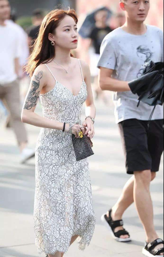 街拍: 碎花吊带裙小姐姐, 性感度简直爆表