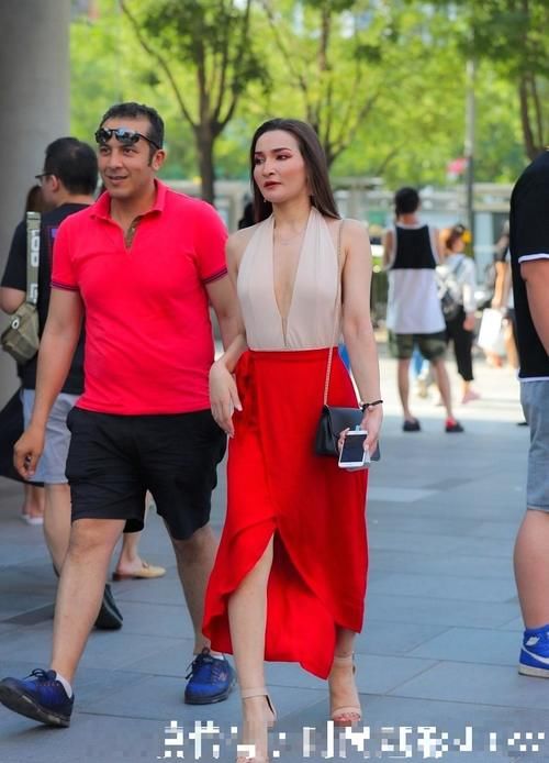 「 美女」一件修身连衣裙，显时尚魅力气质，街拍：姿色天然的美女