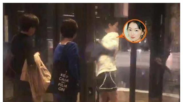 【用餐】周冬雨太豁出去！深更半夜与电影导演用餐遭灌醉，昏迷不醒被扶回酒店餐厅