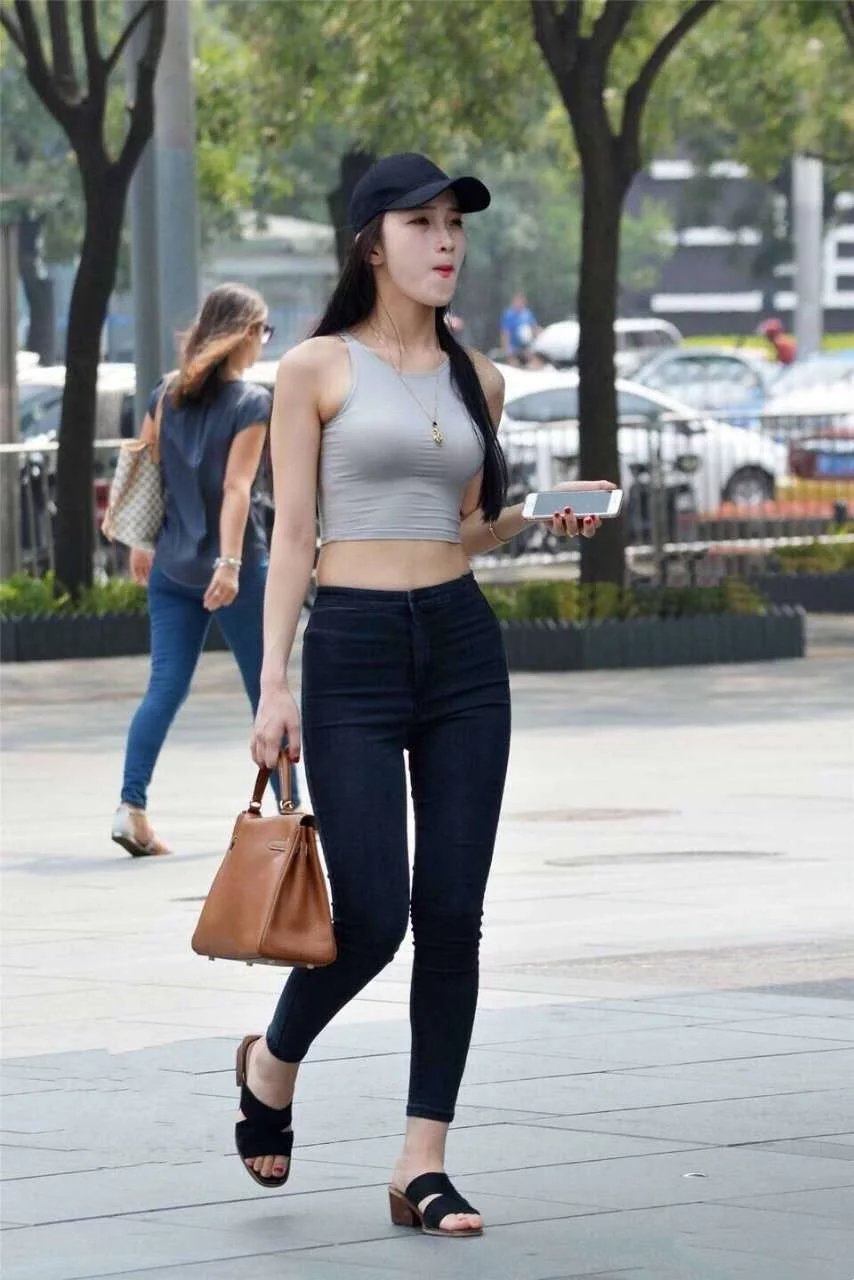 时尚少妇一身紧身穿搭，裹出凹凸身材，这样的身材你们喜欢吗