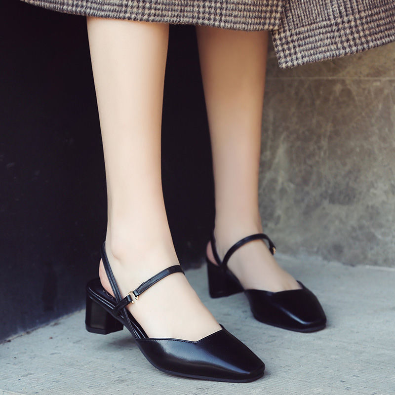 原来女人光脚穿凉鞋，这么美!每一步都风情万种