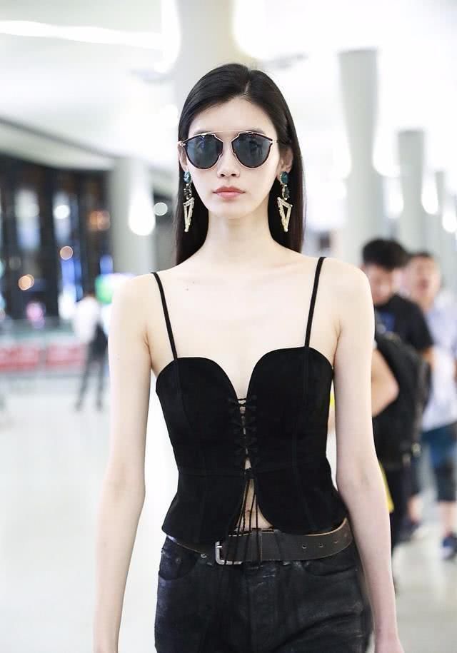 奚梦瑶太敢穿了，小马甲把好身材展露无遗