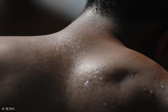 百万螨虫在后背“为非作歹”有4个表现，别太晚知道，教你3招灭螨