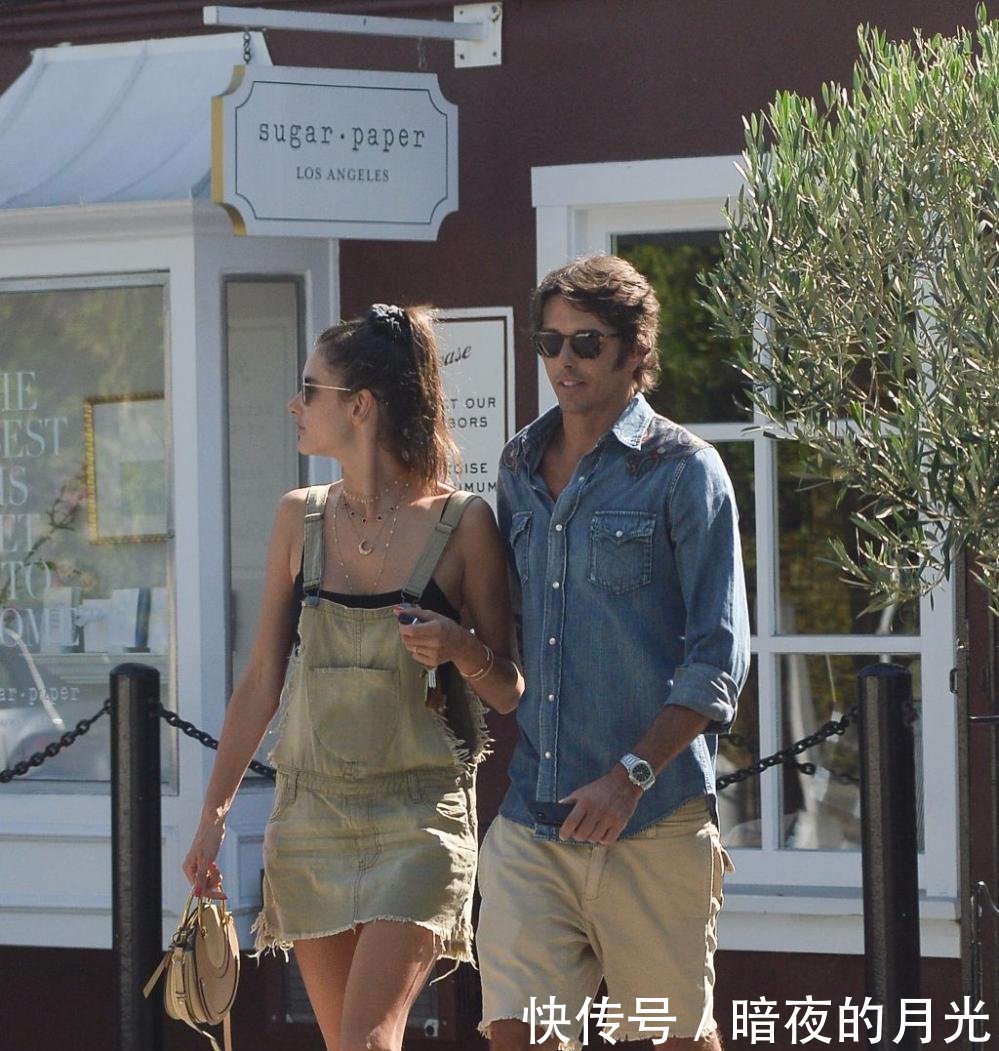 超模亚历山大安布罗休穿牛仔吊带裙秀美腿 和新男友热恋街头拥吻