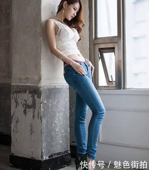 路人街拍，炎热的夏季热裤跟大长腿更配哦