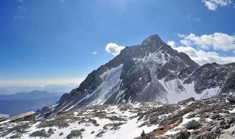 珠峰早被成功登顶，为何5596米的玉龙雪山却至今无一人登顶？