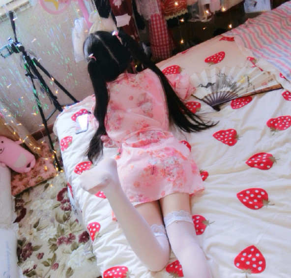 蔡萝莉黑料被扒，家住庄园纯粹是编造，穿高仿裙子假装富豪，网友