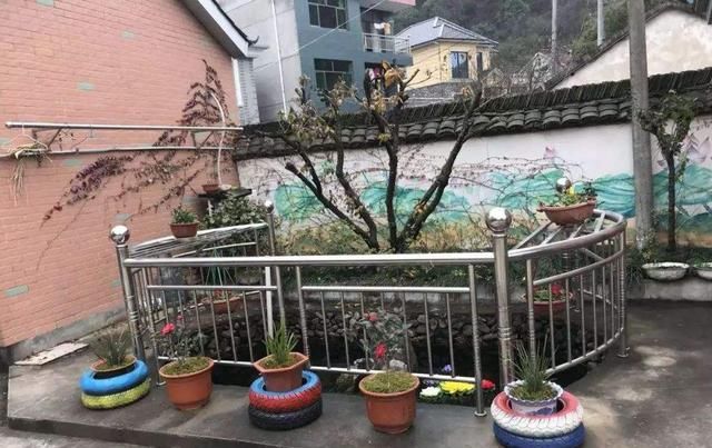  做成■旧轮胎做成“花盆”，填上土养花种菜都可以！