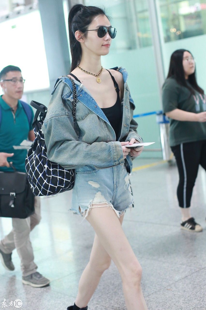 真敢穿!奚梦瑶穿黑色低胸牛仔短衣裤，露事业线，迈性感大长腿