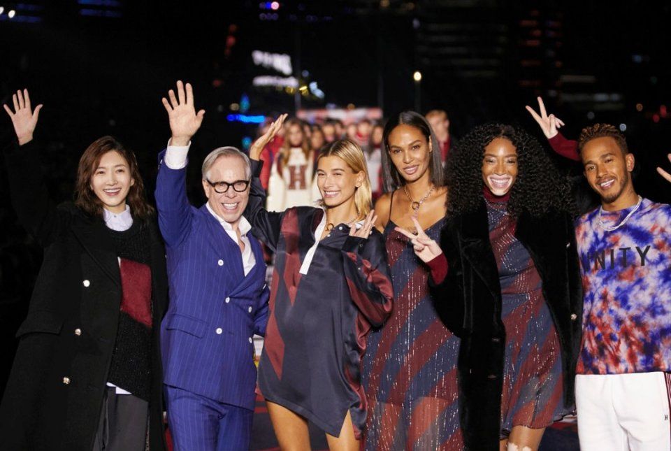 看热闹 | 这些人跑到黄浦江边比谁钻石大，你猜比伯嫂的排第几?