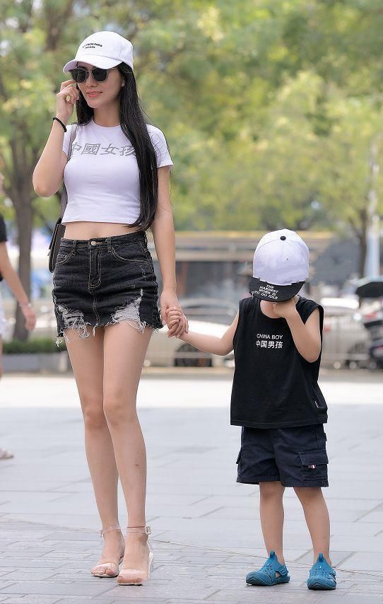 街拍:辣妈穿露脐装配短裙，秀出大长腿，变得更有魅力