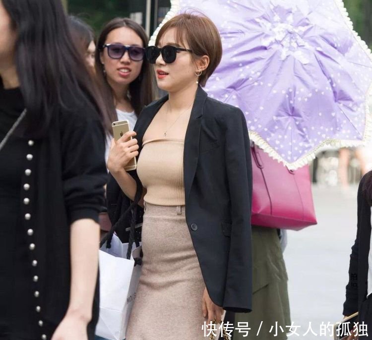 路人街拍前卫时尚的小姐姐，呈现出女神的甜美感！