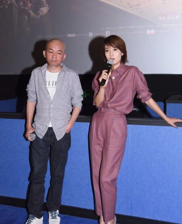  美出：马伊琍的好气质真是藏不住，穿格子套装亮相，潇洒干练美出高级感