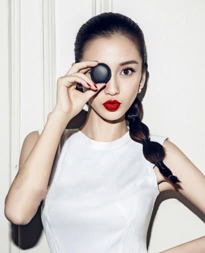 有勇气挑战灯笼辫造型的女明星,baby搭配大红唇秒变复古少女,迪丽