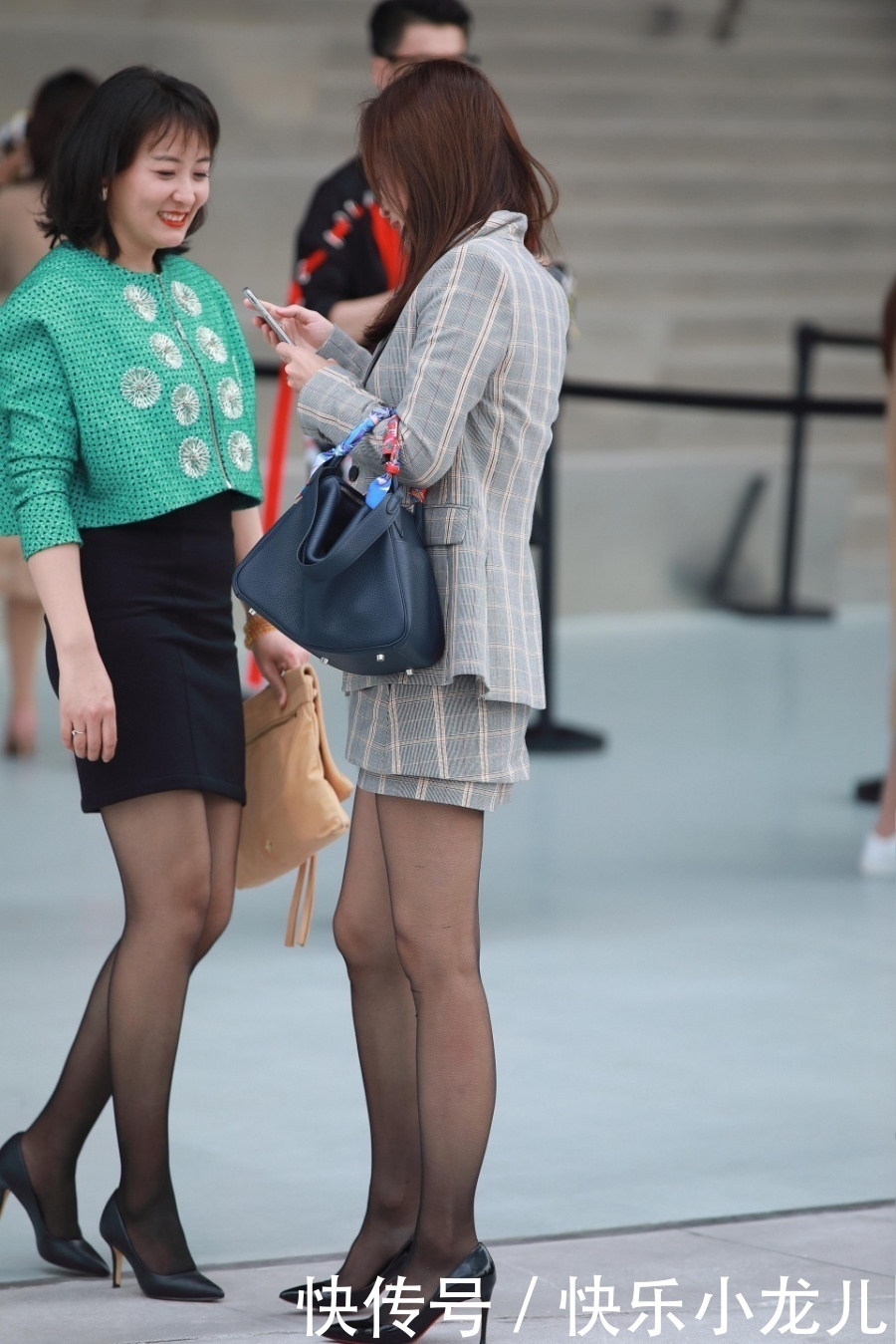 「路边」街拍路边自拍的两位黑丝美女,完美腿型很吸睛
