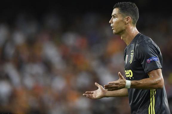 C罗欧冠生涯第一红牌！西媒，球迷拍手叫好应重罚，前金哨声援