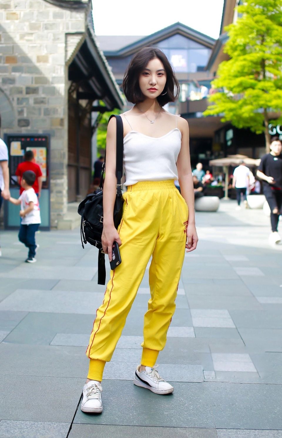 街拍丨所有喜欢白色的姑娘，内心都柔软。