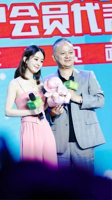 赵丽颖现身活动了，穿粉色裙子特别甜美，苗条身材谣言不攻自破