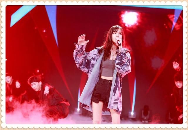 baby霸气！背心竟能穿出比基尼既视感，网友：难怪黄晓明爱不释手