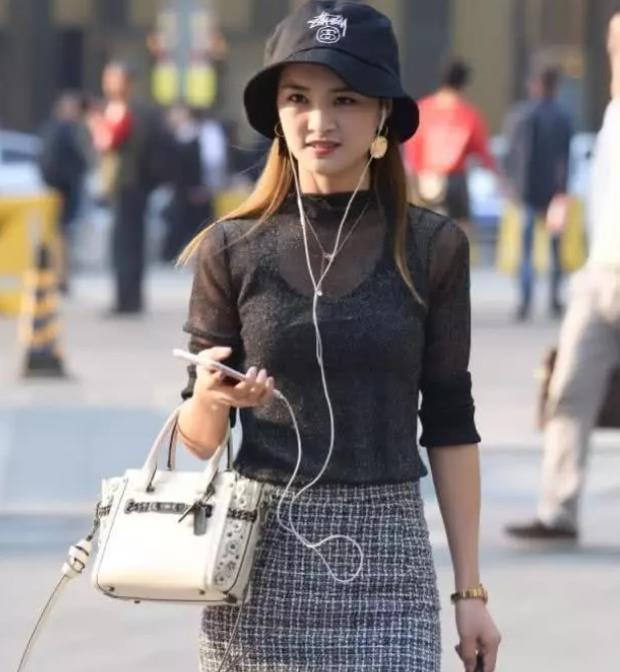 『气质』街拍:戴太阳镜的美女,身穿黑色背心配白色长裙,时尚气质女人味