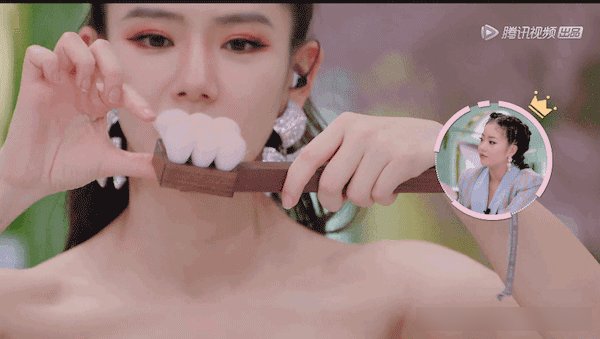  『家里』有些人表面说不爱美，却在家里偷偷“抄作业”