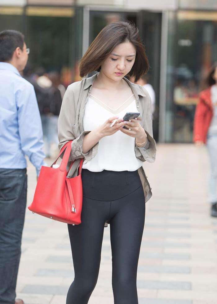 街拍: 光滑贴身的紧身裤, 小姐姐穿的很好看