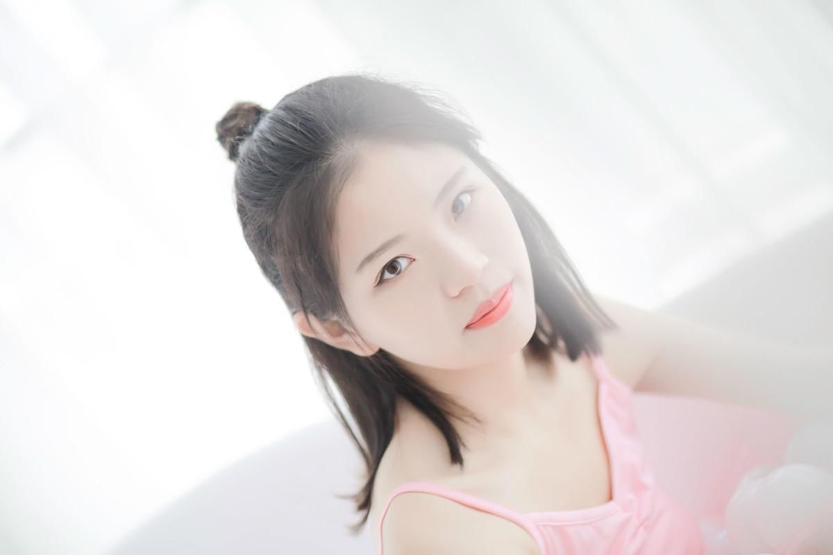 极品吊带美女丰腴曲线性感私房写真