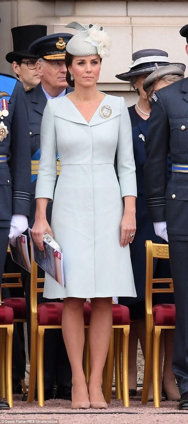 三种颜色连穿三年，凯特王妃得有多爱这件衣服