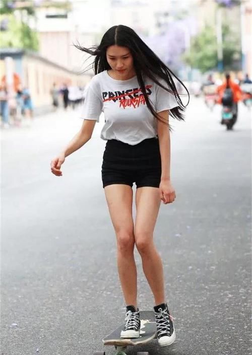  「颜值」美女街拍：时尚与颜值的小姐姐，好身材要炫出来！
