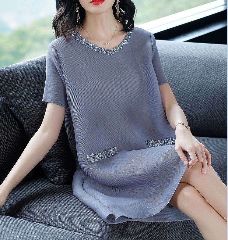 越来越多的女人，不喜欢穿裤子，这样穿凉快又高雅