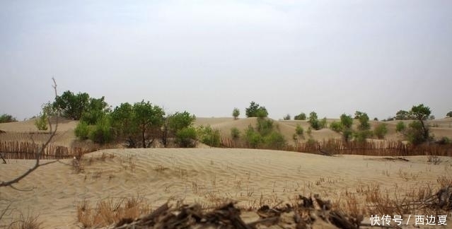  们国家：中国沙漠里的一条公路，每四公里有一口水井