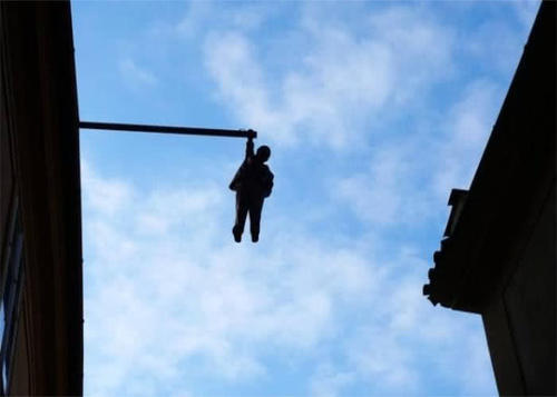 低头族欣赏不到布拉格的这个“雕像”，看到它的人可能会选择报警