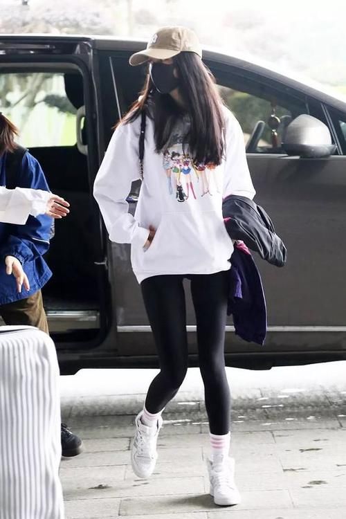  春天@春天不知道穿啥 这里有20种卫衣的搭配