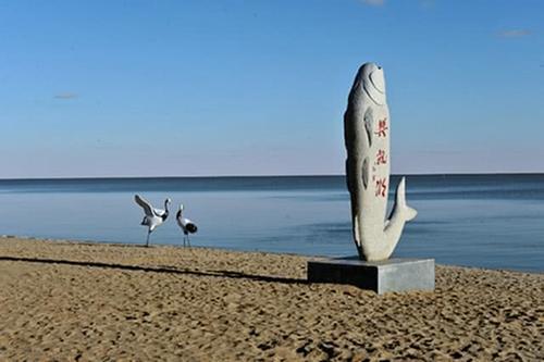 曾是我国最大淡水湖，最长沙滩在这里，素有“东方夏威夷”之称！