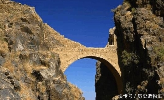 亚洲一桥梁海拔2600米,悬空于两山之间400年,建造过程至今未解
