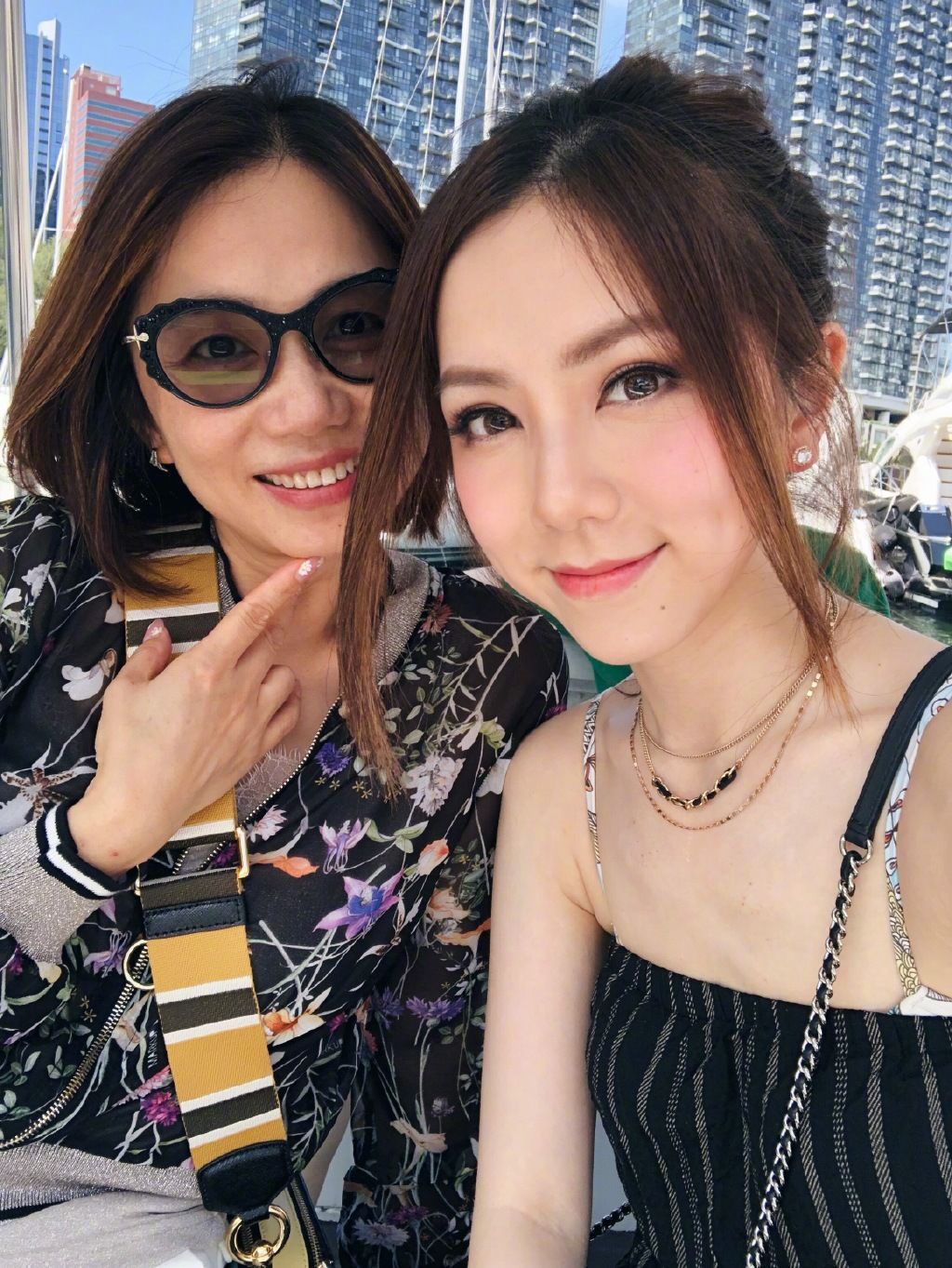 邓紫棋带妈妈出海游玩亲密似姐妹，大秀小蛮腰羡煞旁人!