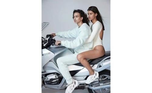 #阿迪达斯#阿迪达斯的Yeezy“洞洞鞋”,就是一双凉鞋,有何特殊之处?