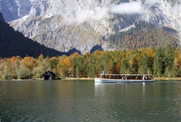 阿尔卑斯山中藏有一湖，如果说这里晴天像天堂，那阴天就像仙境