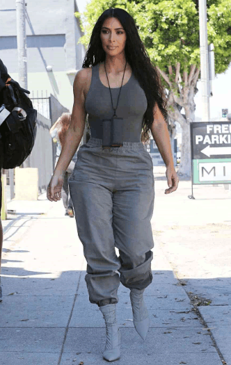 卡戴珊“上紧下松”外出, 中间显得特别细, 网友说: 这身材比例绝