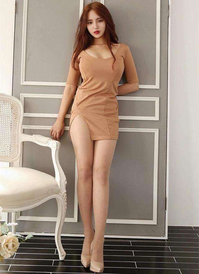 街拍: 薄款的紧身高开叉裙, 满满的都是成熟女人的魅力