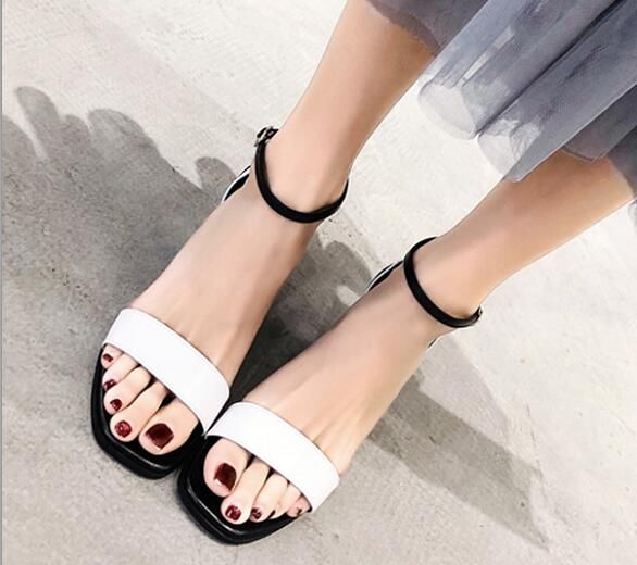 38岁小姨真会穿，今夏只穿这百搭凉鞋，时尚美嫩不累脚