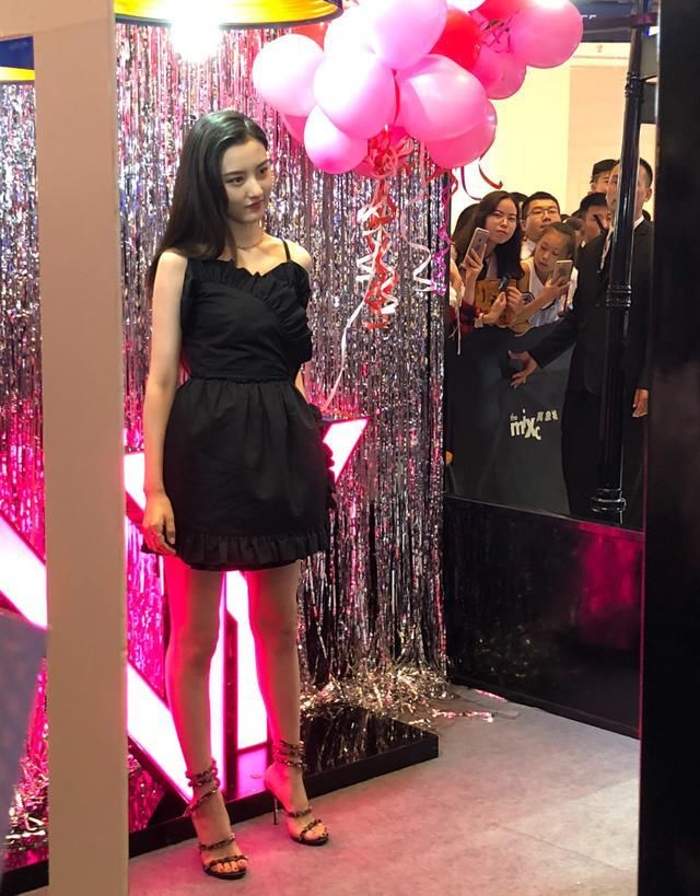 路人镜头下的宋祖儿，一身黑裙竟看不出腰在哪？网友：还好胳膊细