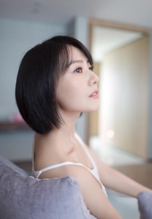 高圆圆穿吊带短裙清纯似18岁少女，甜美的笑容更是沁人心脾