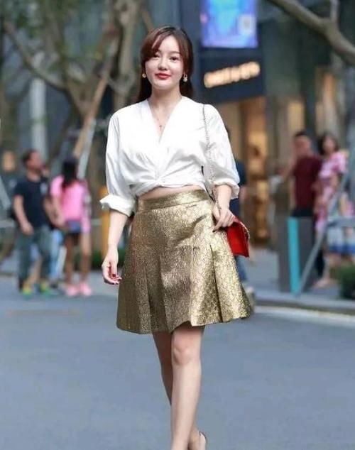  芳香@潮范儿女神来了，街拍：芳香袭人的小姐姐，一条灰色的连衣裙，时尚魅力女性风采
