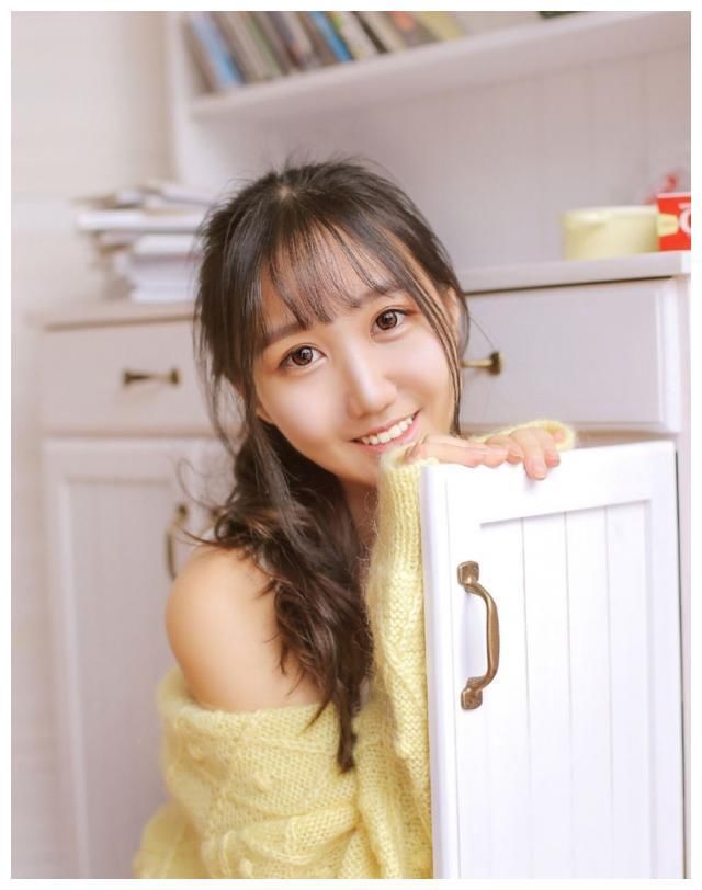 白嫩脸蛋美少女露齿甜笑吊带针织衫白丝美腿