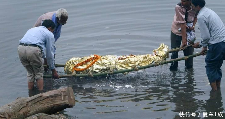 游客到印度去旅游，走到恒河时，看到1物赶忙闭上了眼！