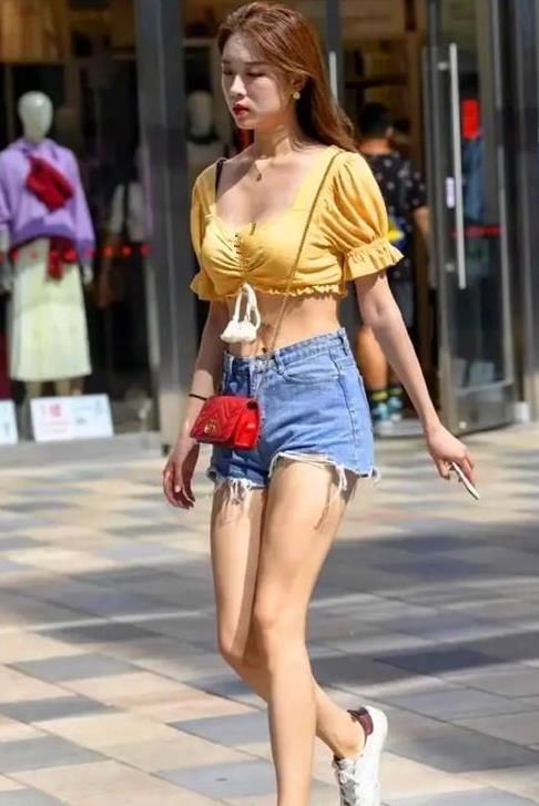  「小姐姐」潮范儿女神来了，街拍：气质温婉的美女，一件黑色外套配紧身牛仔裤，美丽大方迷人