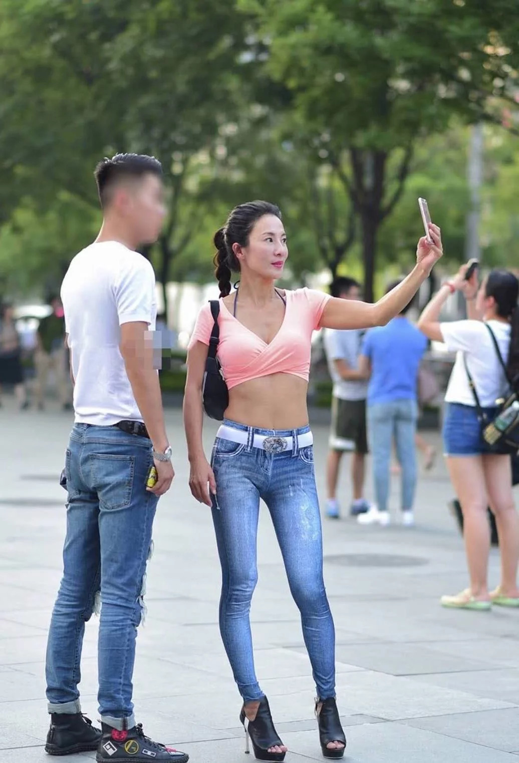 时尚熟女紧身牛仔裤勾勒修长美腿，健美平坦的蛮腰盈盈一握